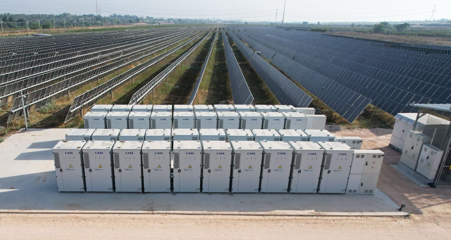 Industrial Energy Storage: Cost Difference Between High & Low Voltage and Crucial Grid-Tie Considerations.